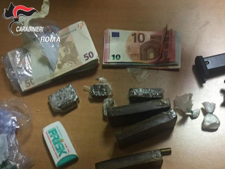 Roma, sequestrati quasi 2 kg di droga: 3 pusher in manette