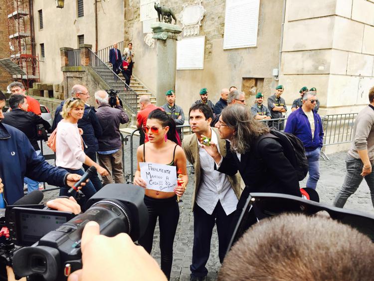 Roma: in piazza Campidoglio sexy protesta di Paolini e Rinaldi