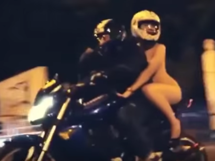 Casco e perizoma, motociclista russa fa il giro del web /Video
