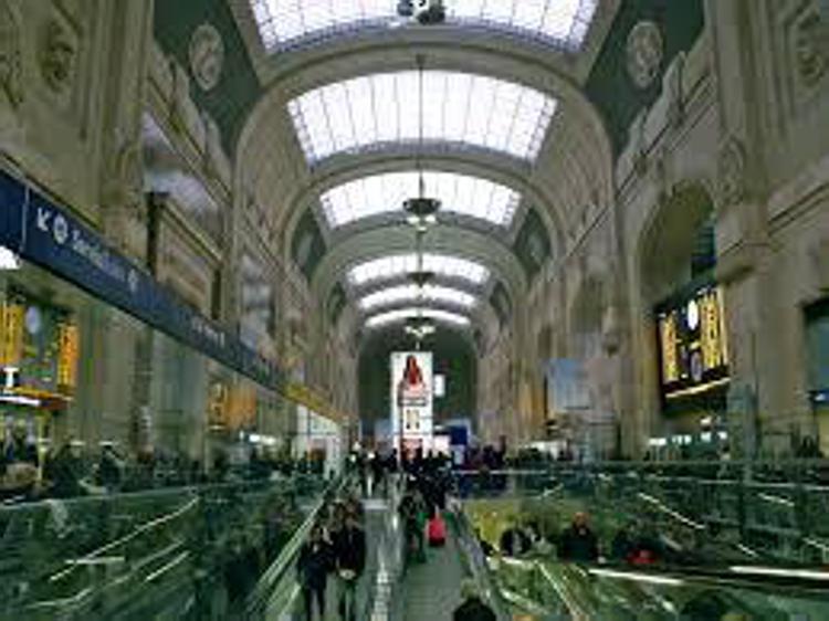Milano: tentano di rubare il portafoglio, fermate due donne alla stazione Centrale
