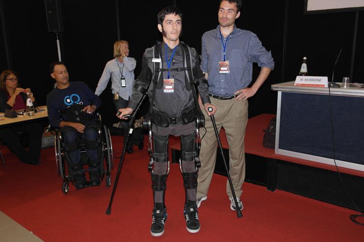 Medicina: presentati 5 esoscheletri, come 'pantaloni bionici'