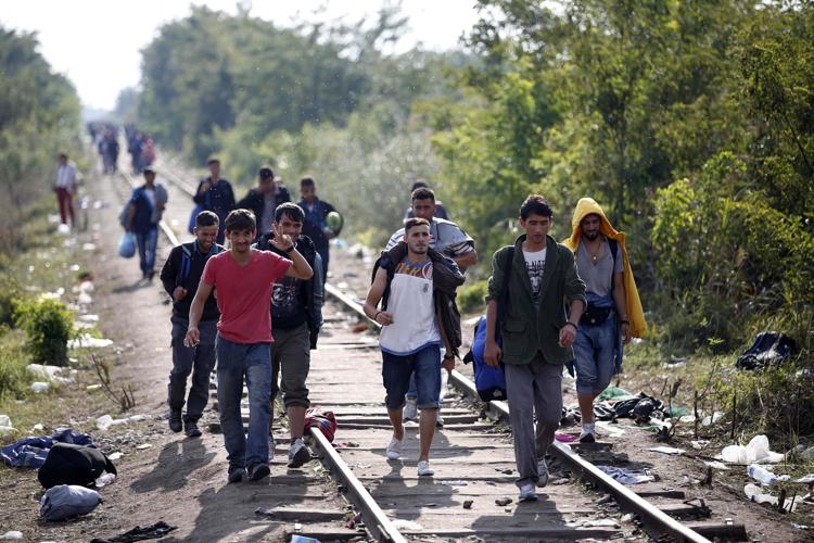 Rifugiati siriani al confine ungherese (Infophoto)
