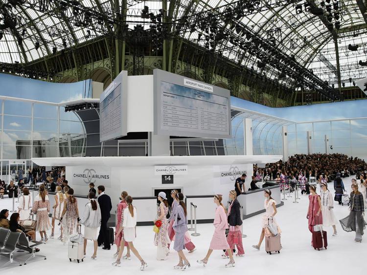 L'uscita finale della collezione all''aeroporto Paris-Cambon' allestito da Chanel al Grand Palais (foto AFP) - AFP