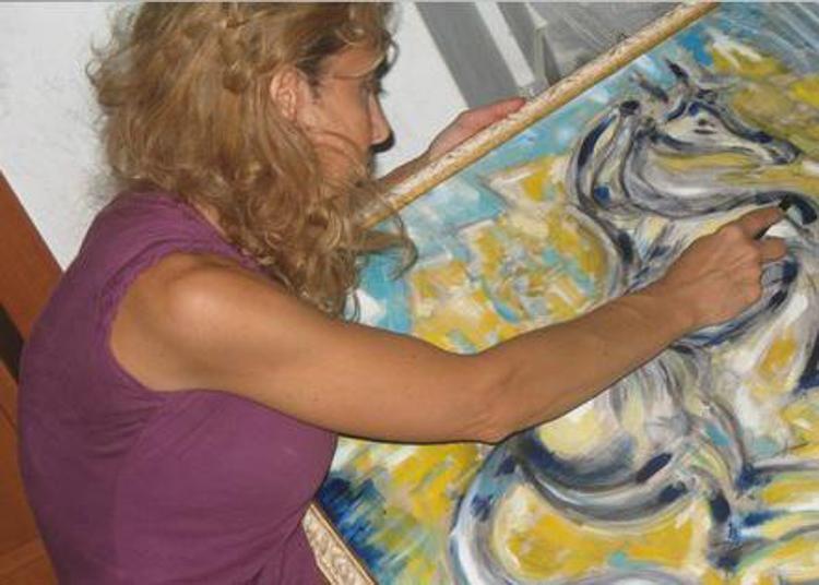 La pittrice Isa Saitta al lavoro su una delle sue opere