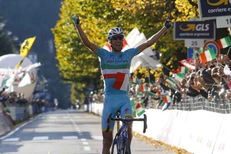 Vincenzo Nibali a braccia alzate al traguardo del Giro di Lombardia (Foto AFP) - AFP