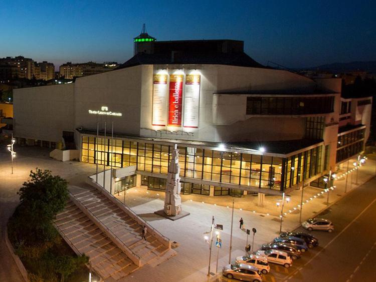Il Teatro Lirico di Cagliari (Foto dalla pagina Facebook ufficiale del teatro)