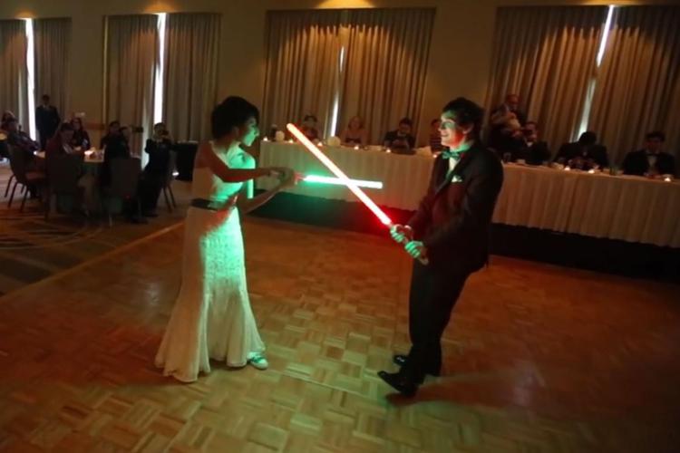 Amore 'stellare' come Anakin e Padme, le infila l'anello e la sfida a duello con la spada laser