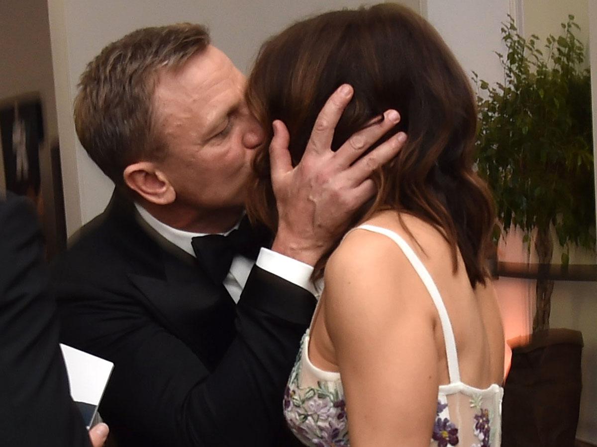 Daniel Craig bacia la moglie Rachel Weisz (Afp)