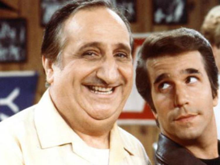 Al Molinaro, con Henry Winkler nei panni di Fonzie, in una scena di  'Happy Days'