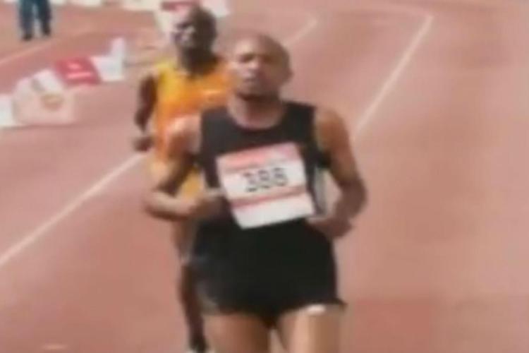 Il maratoneta impostore, corre solo 1000 metri e arriva secondo /Video