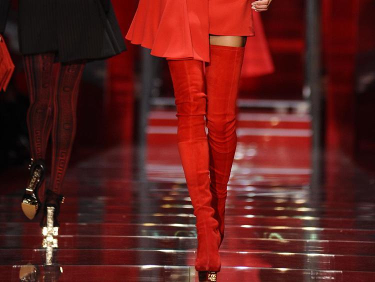 In suède con cuciture frontali, uno dei modelli disegnati da Donatella Versace per l'autunno-inverno 2015-2016 (foto Infophoto) - INFOPHOTO
