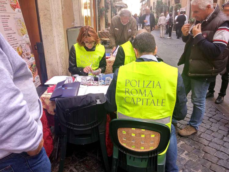 Roma: vigili al Pantheon, interventi contro 'tavolino selvaggio'