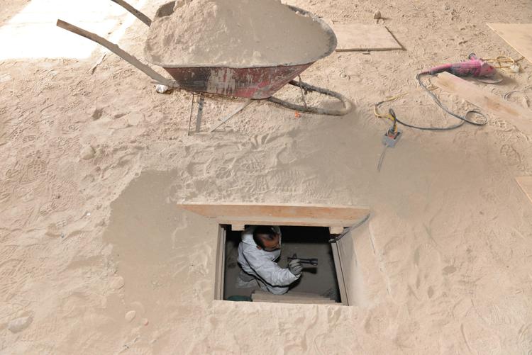 Il tunnel attraverso cui è evaso 'El Chapo' (Foto Infophoto)