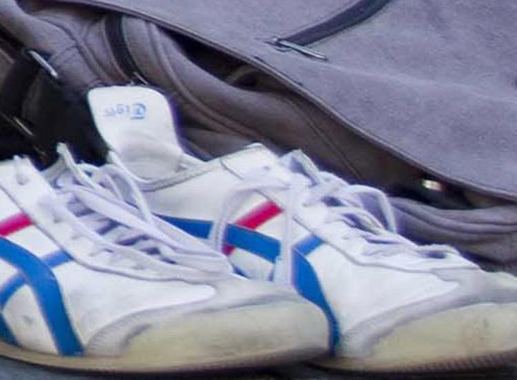 Nella foto compaiono delle scarpe da uomo (Xinhua)