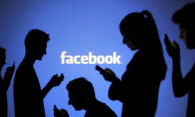 Il governo 'ti spia'? Facebook ti avverte