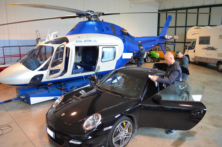 Pescara: evasione e frode milionaria, sequestrati anche elicottero e Porsche