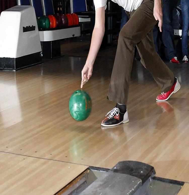 Una sala da bowling (Infophoto)