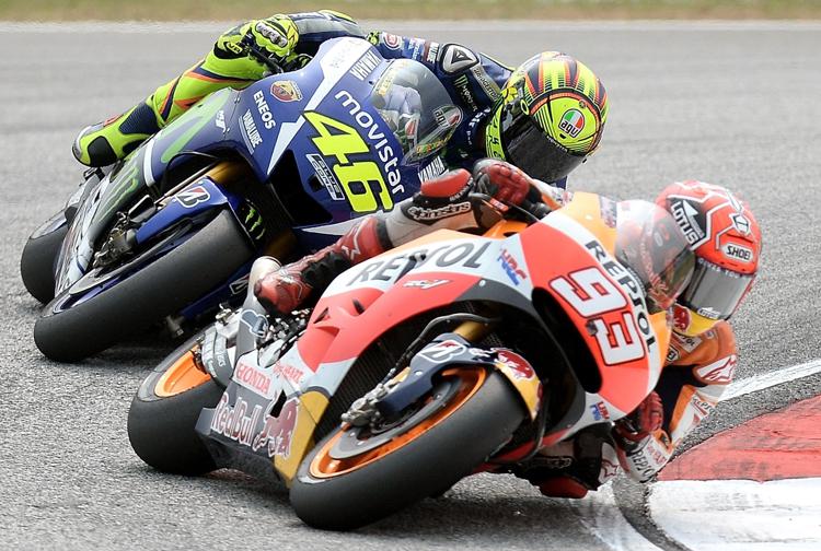 Rossi e Marquez in pista a Sepang (foto Afp) - AFP