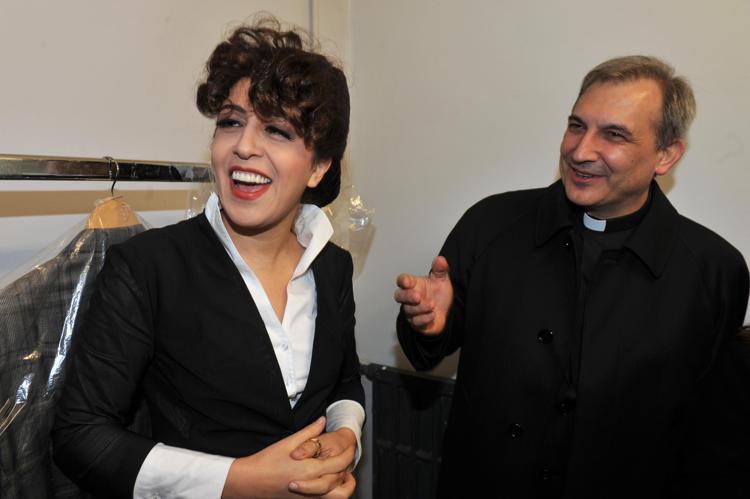 Francesca Chaouqui e monsignor Lucio Angel Vallejo Balda insieme nel 2014 (Afp)