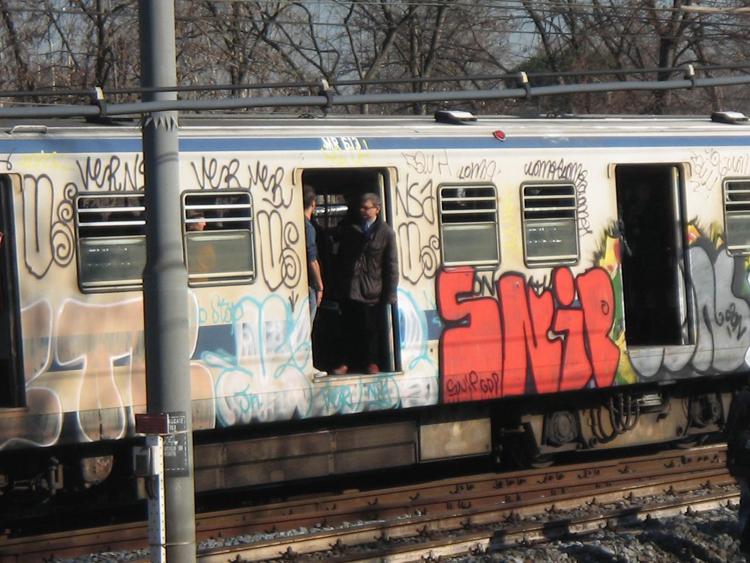 Roma-Lido: vandali lanciano pietre contro treno