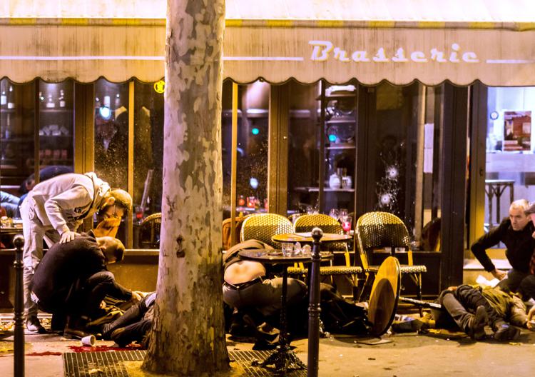 Soccorritori impegnati dopo gli attacchi del 13 novembre a Parigi(foto Afp) - AFP