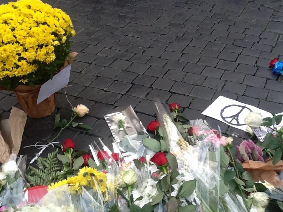 Tantissimi mazzi di fiori e candele accese davanti all'ambasciata francese a Roma. E poi tanti biglietti. E' l'omaggio alle vittime di Parigi da parte della gente comune che ha espresso così i propri sentimenti di cordoglio e vicinanza (Foto Adnkronos)