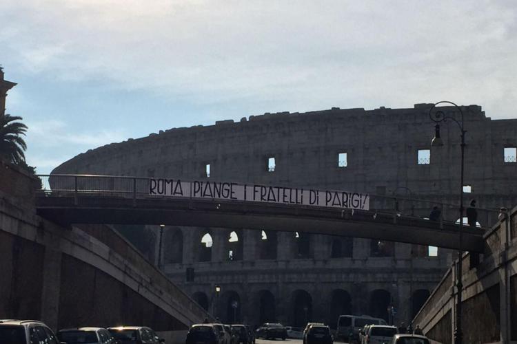 'Roma piange i fratelli di Parigi', striscione al Colosseo