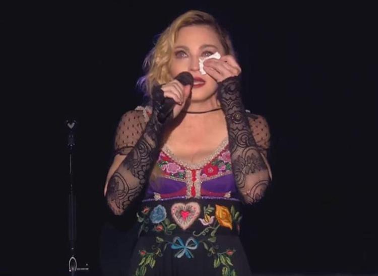 Madonna ricorda la strage di Parigi sul palco: 