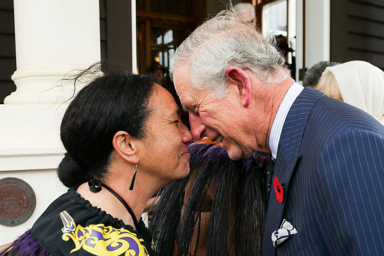 Il principe Carlo accolto in Nuova Zelanda con il tradizionale saluto maori (foto Afp)