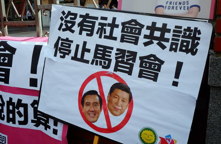 Proteste contro il meeting tra Ma Ying-jeou e Xi Jinping (Afp) - AFP