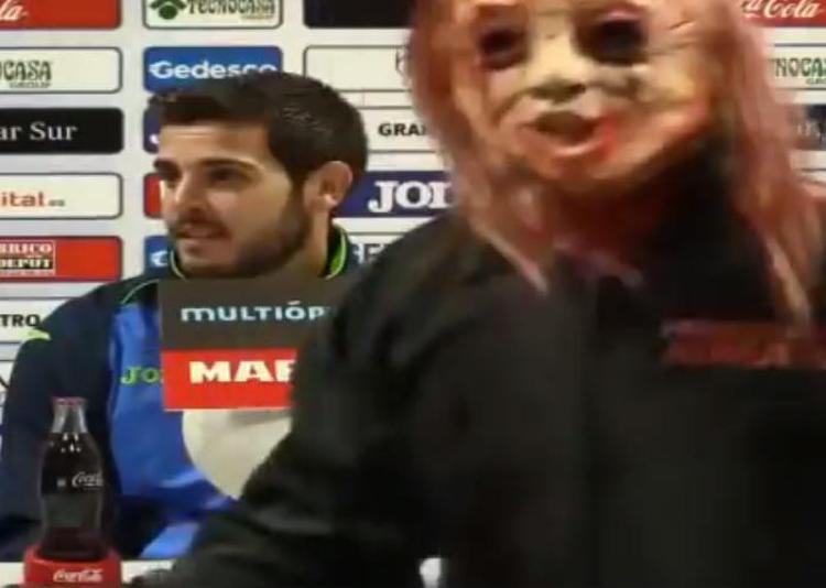 Halloween con gaffe, il Barcellona invade la sala stampa /Video