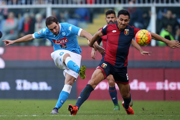 L'attaccante del Napoli, Gonzalo Higuain contrastato dal connazionale Nicolas Burdisso  (AFP) - (AFP)