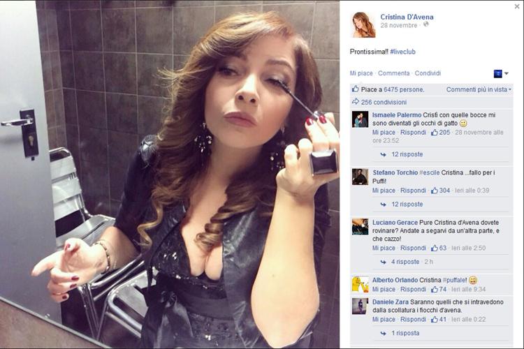 Si trucca in un sexy vestitino, i fan di Cristina D'Avena si scatenano: 