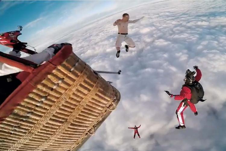 Intrepido, pazzo, folle: giù dalla mongolfiera senza paracadute /Video