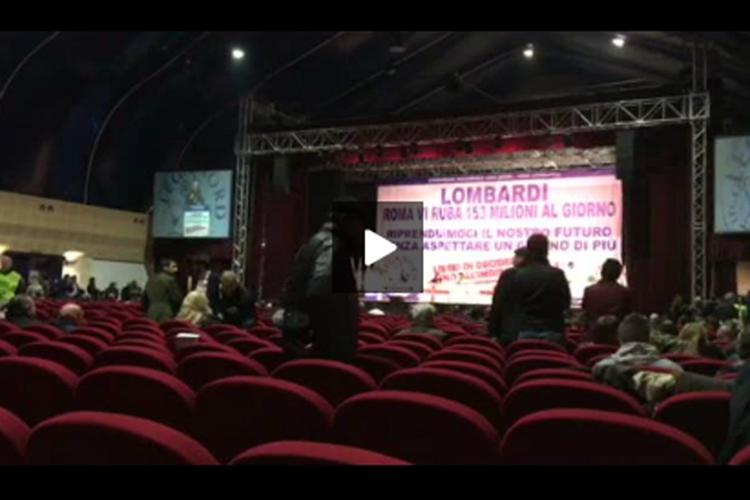 Al congresso della Lega lombarda parla Bossi ma la sala è semivuota /Video