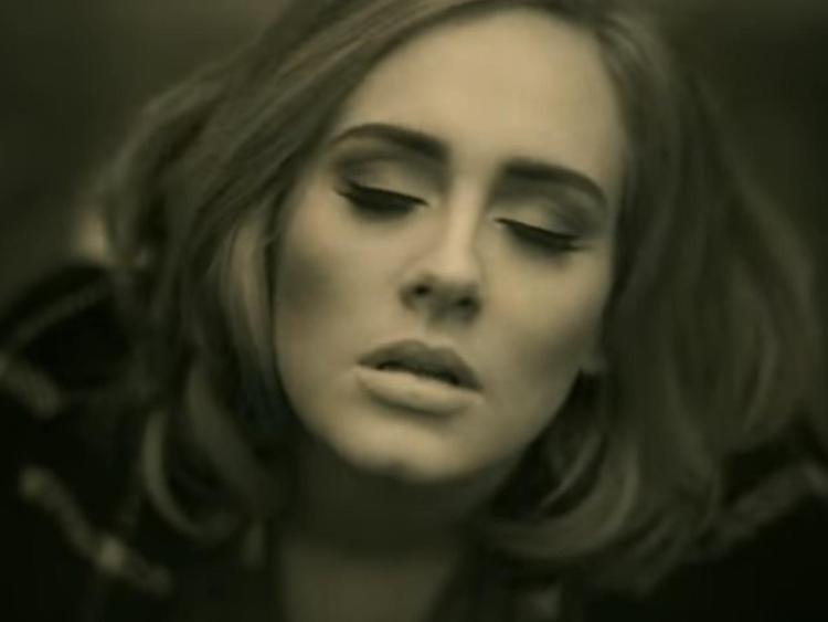 Un'immagine di Adele dal video di 'Hello'