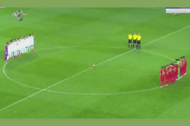 Il minuto di silenzio in campo durante il match fra Turchia e Grecia
