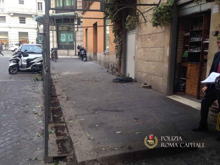 Roma: tavolino selvaggio, vigili liberano marciapiede al Tritone