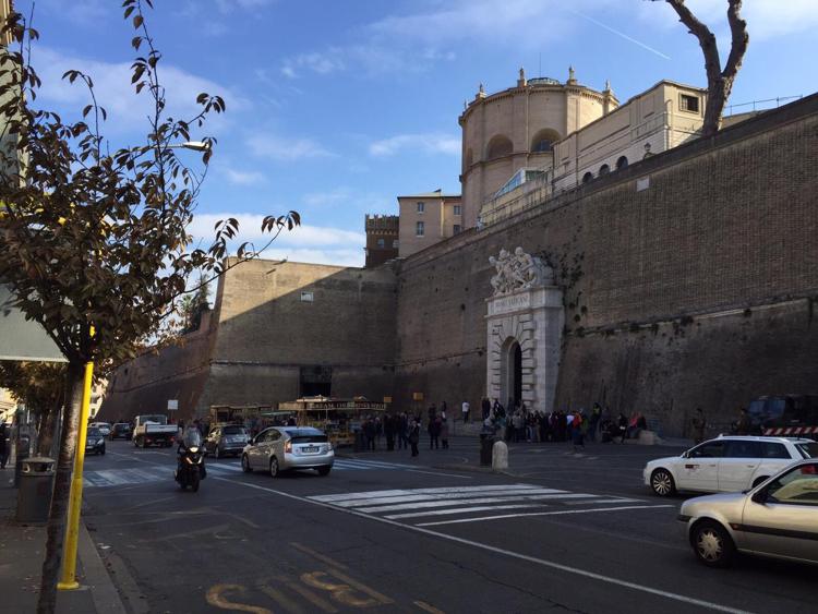 L'ingresso dei Musei Vaticani in una foto scattata questa mattina (Adnkronos)