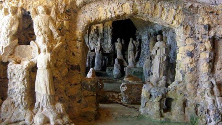Santi e angeli scolpiti nelle grotte della Chiesetta di Piedigrotta di Pizzo Calabro (Vibo Valentia)