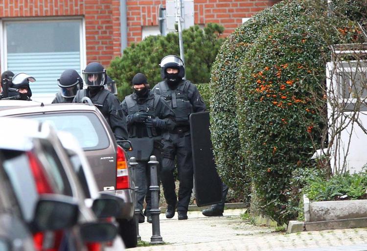 Blitz polizia a St. Denis, obiettivo è mente attacchi Parigi: 2 morti tra cui donna kamikaze