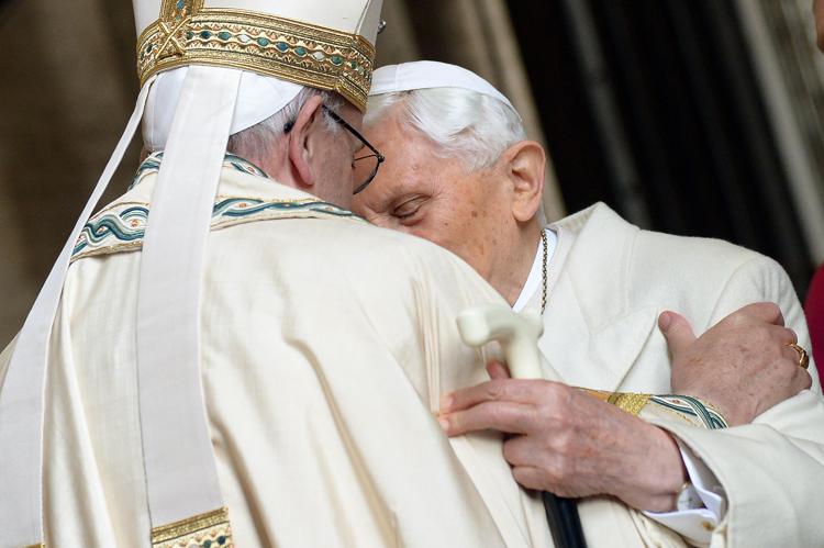 Il Papa emerito Benedetto XVI e Papa Francesco (Afp) - AFP