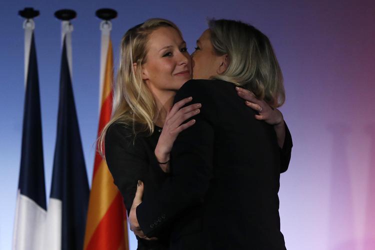 Marine Le Pen mentre abbraccia sua nipote Marion Marechal Le Pen (Afp)  - AFP
