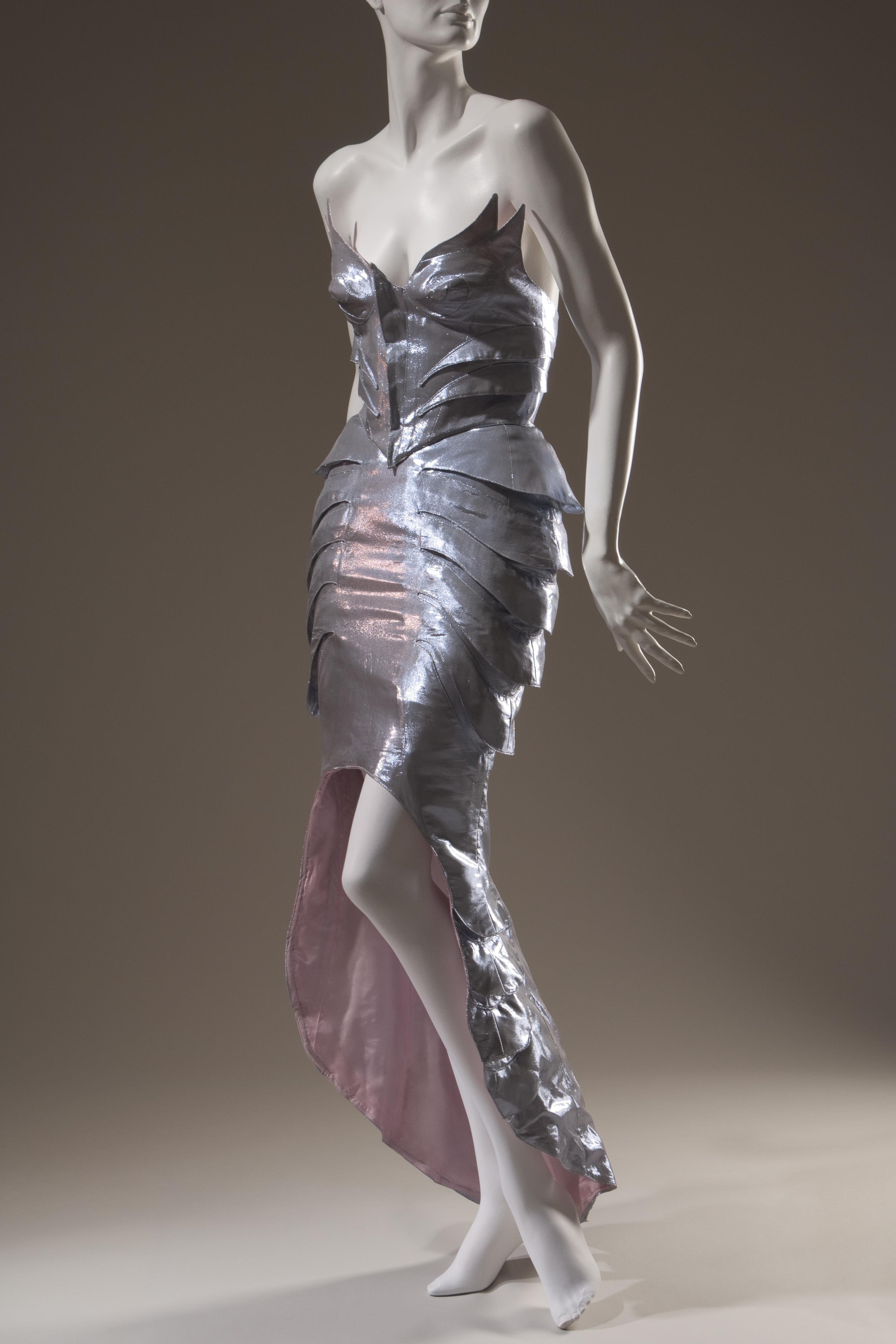 L'abito bustier metallizzato con gonna a coda di pesce di Thierry Mugler, del 1987, Francia nella sezione 'La Sirenetta' al Museum at FIT, photograph © The Museum at FIT