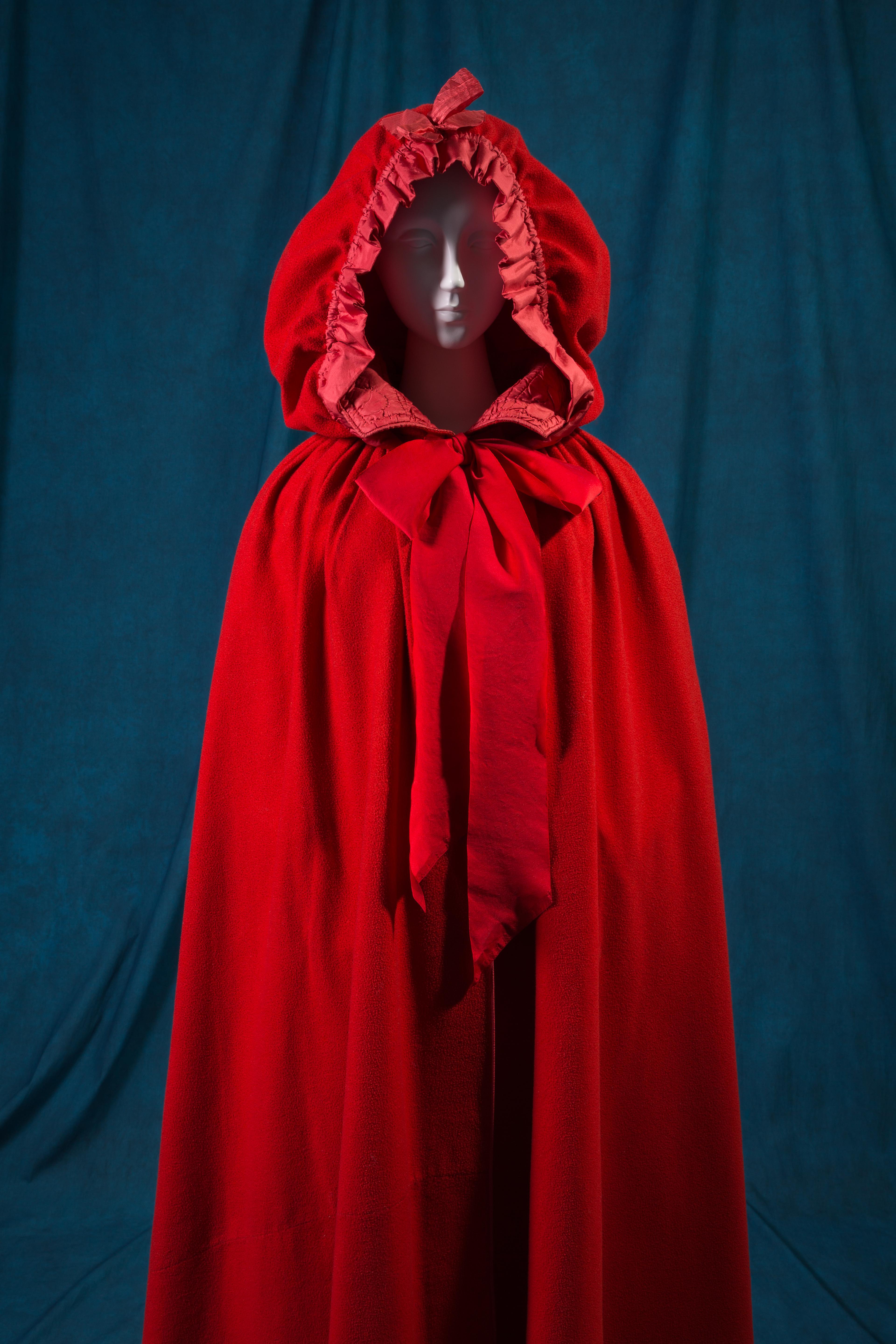 Una cappa rossa risalente al 18esimo secolo che rimanda a 'Cappuccetto Rosso', photograph © The Museum at FIT