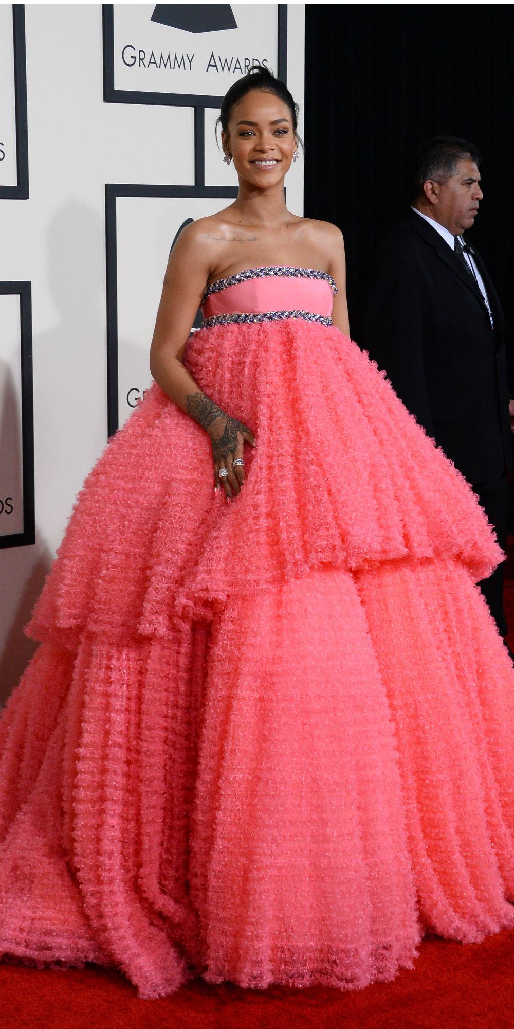 Rihanna, 27 anni, in un vaporoso abito rosa baby Giambattista Valli Haute Couture (Infophoto)