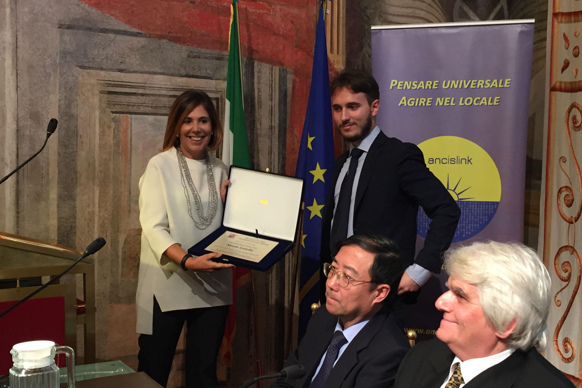 Maria Latella riceve il 'Premio per il Giornalismo', accanto a lei Alberto Cuomo (Foto AdnKronos) 