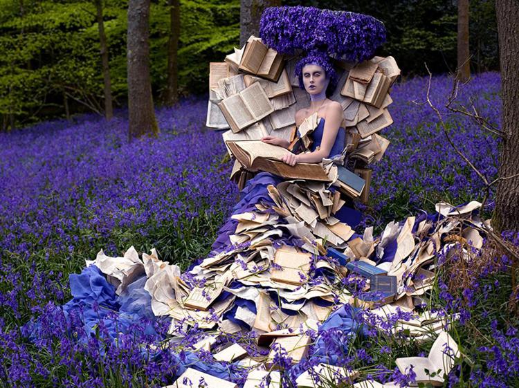 Kirsty Mitchell, 'The Storyteller', from the 'Wonderland' series. Foto © Kirsty Mitchell - KIRSTY MITCHELL