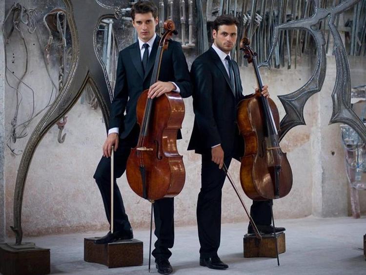 Il duo di violoncellisti 2Cellos (foto di Stephan Lupino) 