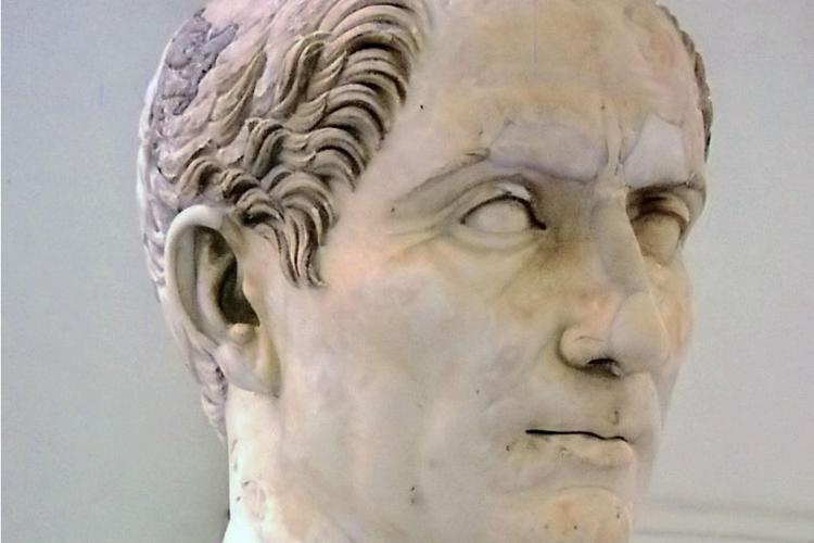 Giulio Cesare -  Wikimedia Commons - https://commons.wikimedia.org/wiki/File:Bust_of_Gaius_Iulius_Caesar_in_Naples.jpg#/media/File:Bust_of_Gaius_Iulius_Caesar_in_Naples.jpg